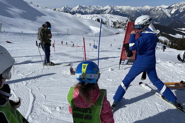 Spannung beim Kinderskirennen - Ski- & Snowboardschule Alpbach Aktiv