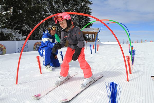 Spielerisch Ski fahren lernen im Kinderkurs
